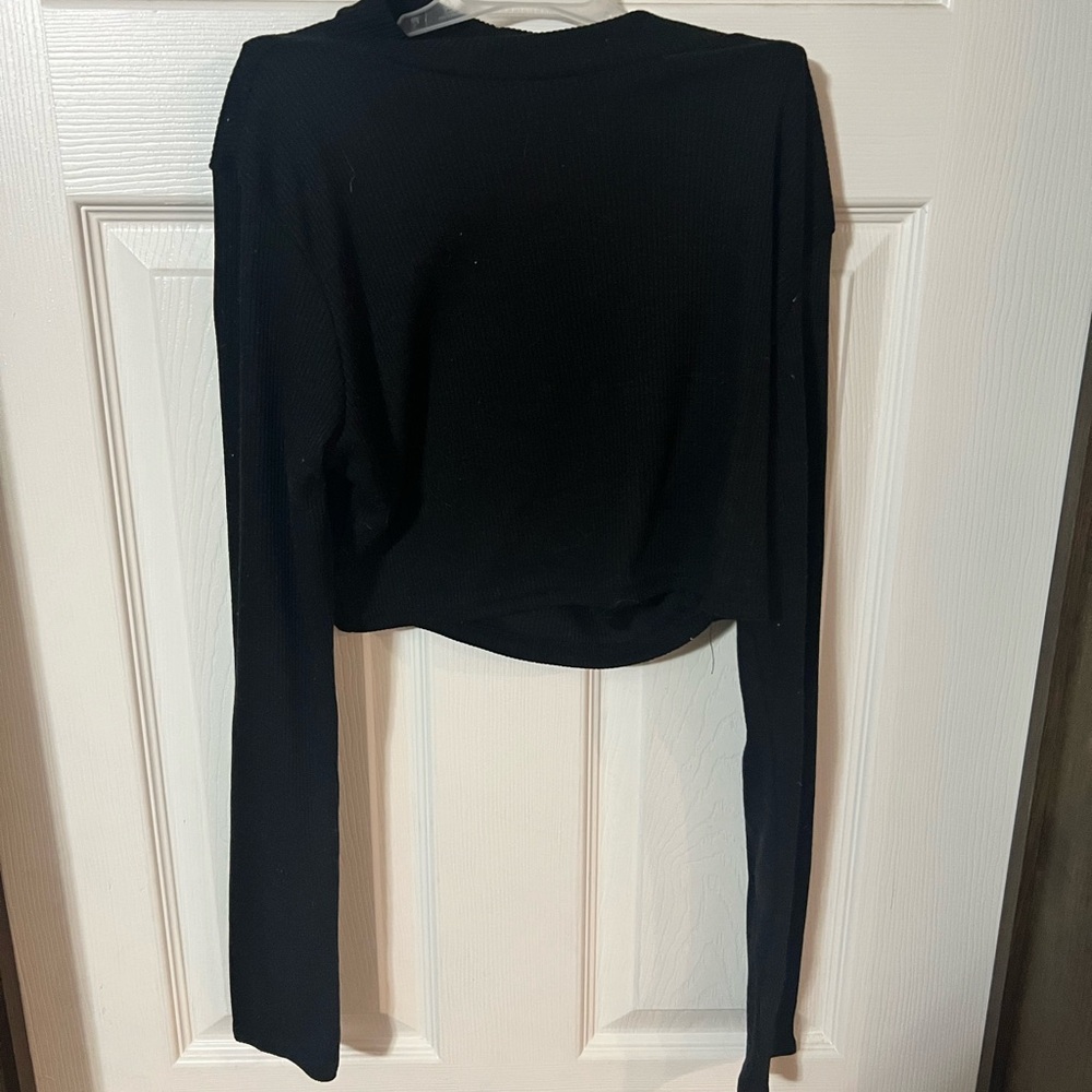 PrettyLittleThing Black Cropped shirt with Long Sleeves